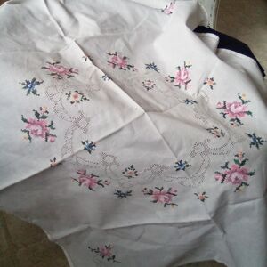 Shabby Pink Roses Floral Embroidered Tablecloth